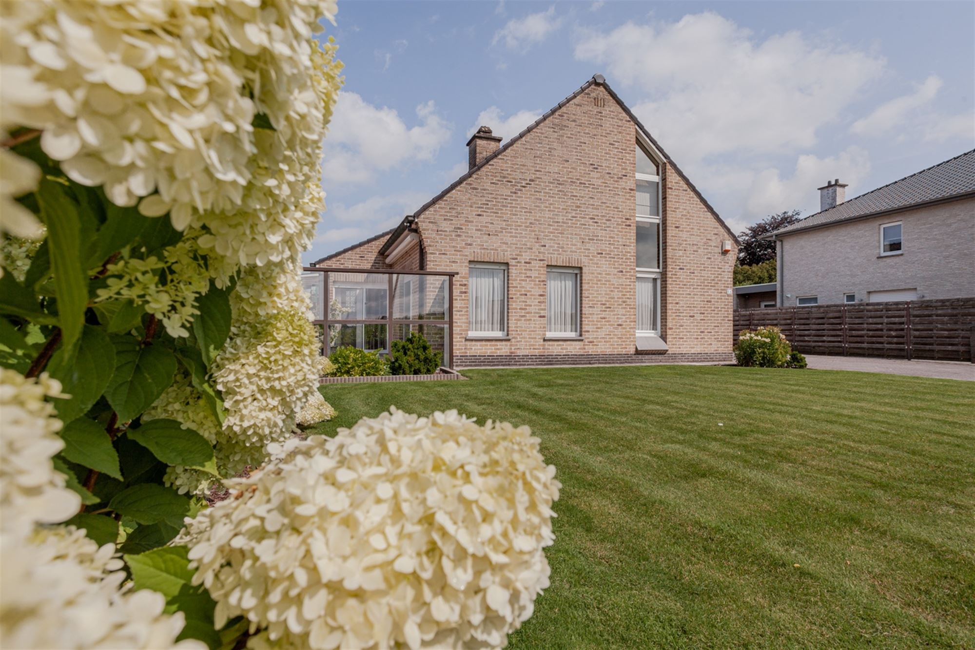 Instapklare woning op toplocatie centrum Laarne met grote tuin! foto 1