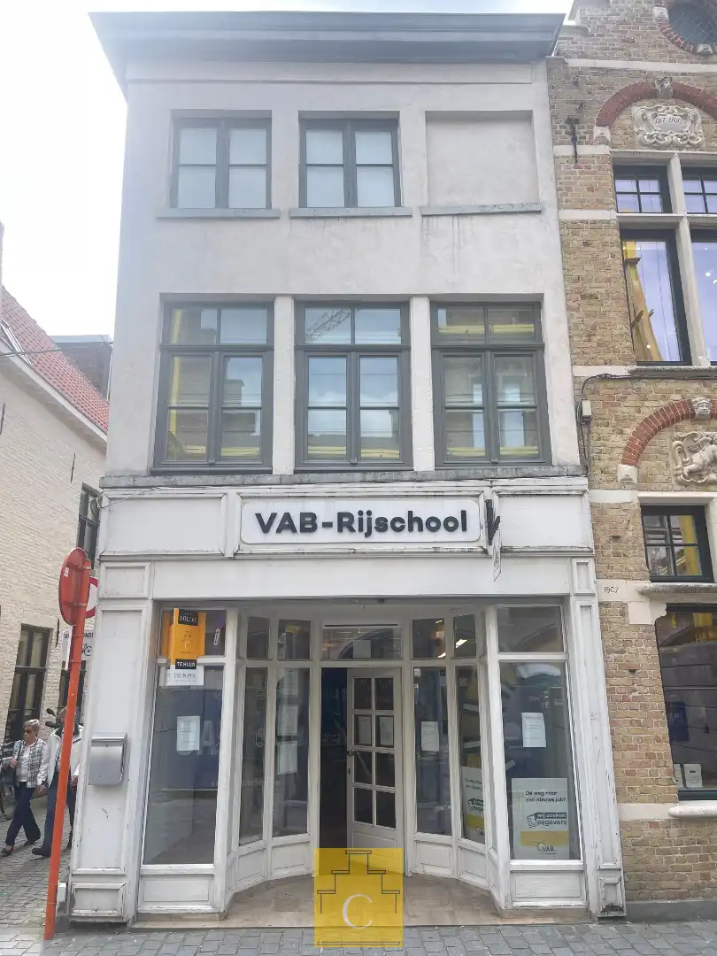 Handelsgelijkvloers met uitstekende zichtbaarheid in het hart van Brugge foto {{pictureIndex}}
