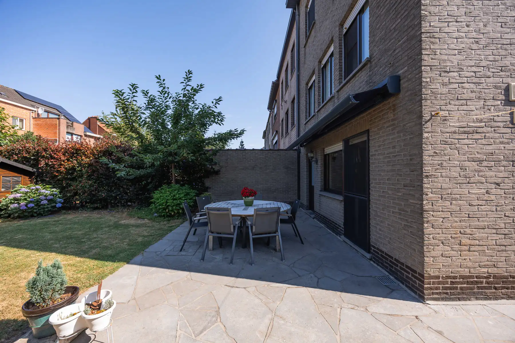 Verrassend ruime halfopen woning met omheinde tuin foto 6