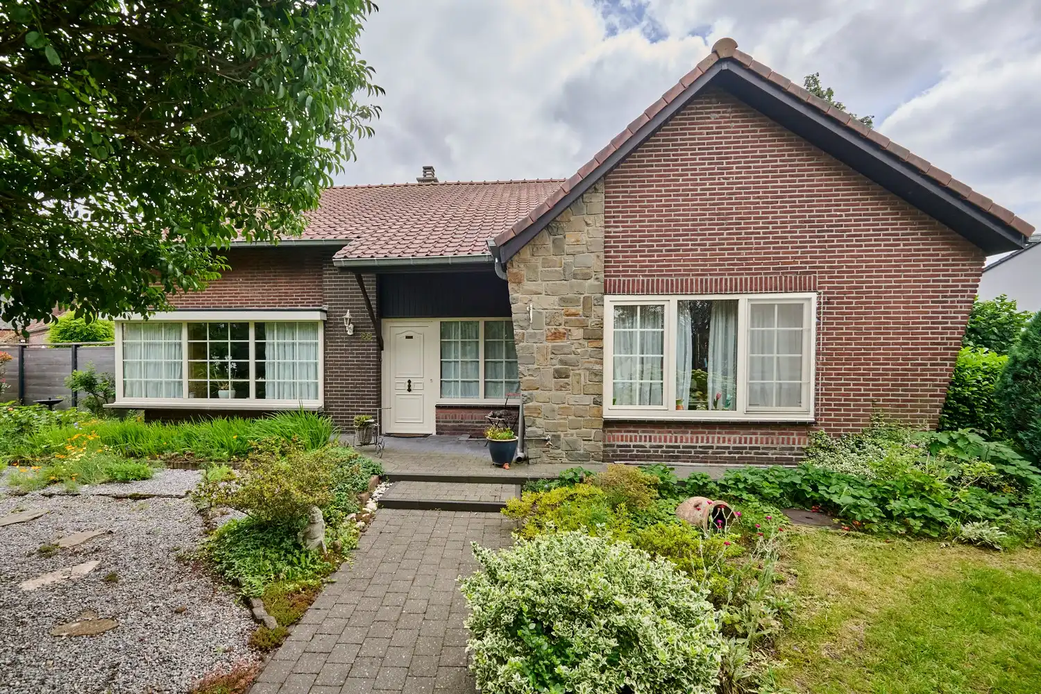 Hoofdfoto van de publicatie: Vrijstaande karakteristieke woning met 4 slaapkamers gelegen op een fraai gelegen perceel