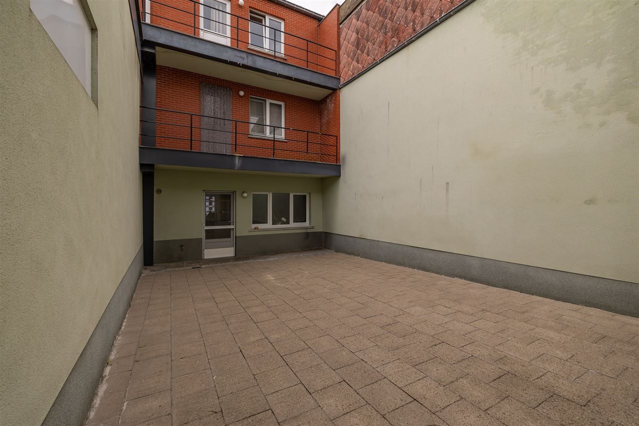 Verzorgd gebouw met handelszaak en 2 apt foto 57
