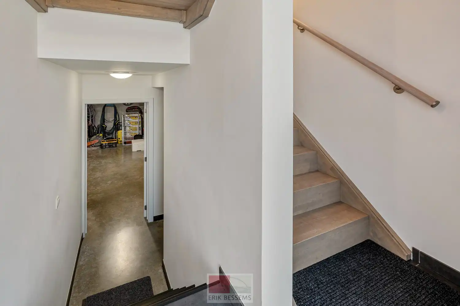 Deze moderne halfopen woning, gebouwd in 2016, biedt een bewoonbare oppervlakte van maar liefst 232 m² op een perceel van 377 m² en maar liefst 5 slaapkamers waarvan er eentje in gebruik is als bureau. foto 2