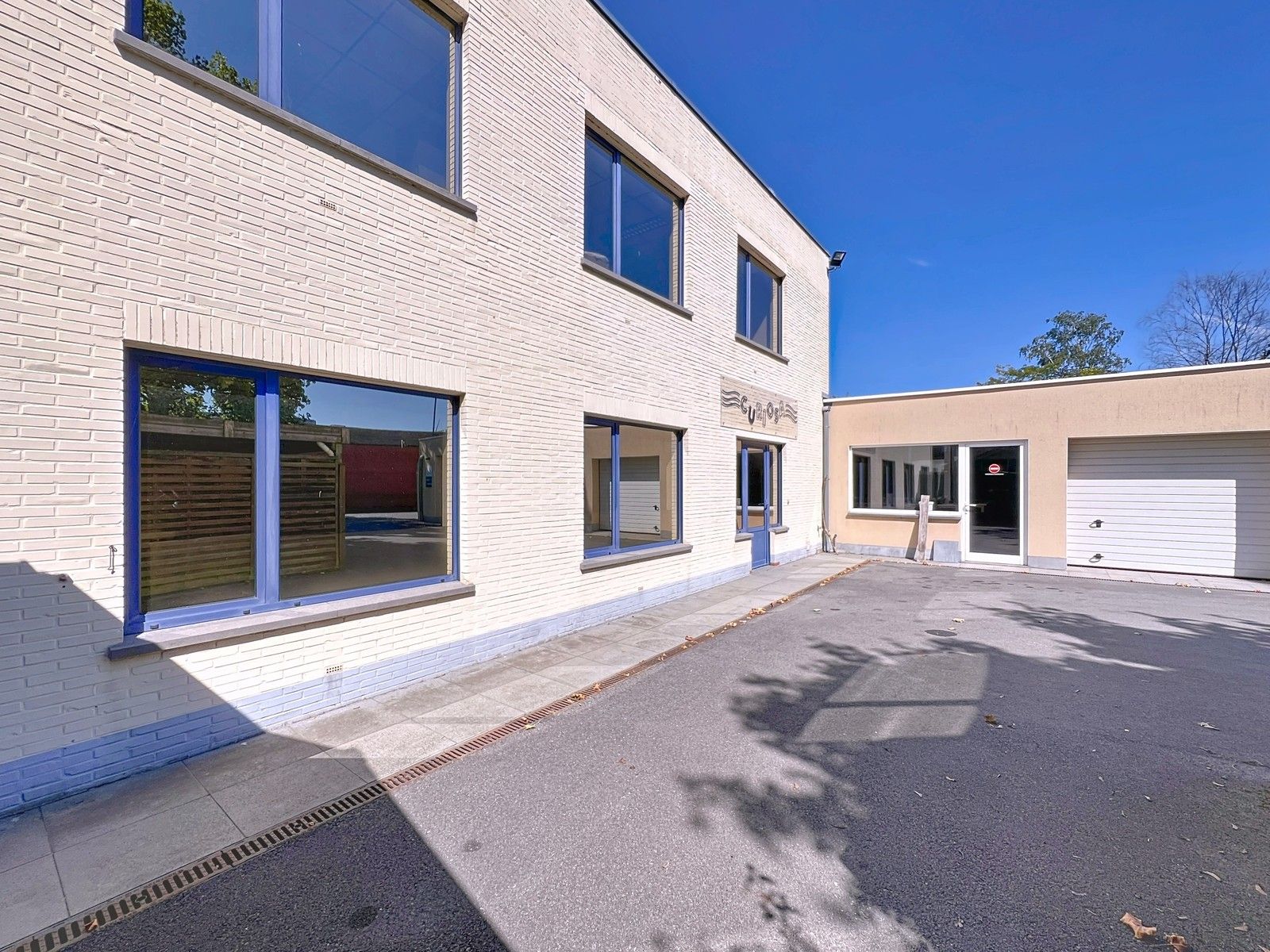 KANTOORGEBOUW (124 m²) met MAGAZIJNEN (630 m²) op zeer goede ligging nabij centrum KORTRIJK ! foto 4