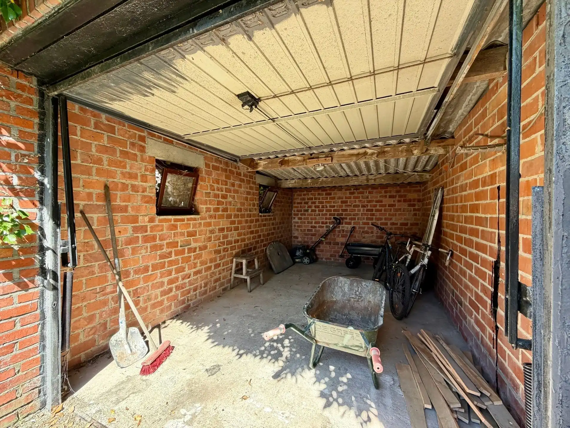 Vrijstaande woning op 25 are met uitzonderlijk renovatiepotentieel in het groen. foto 32