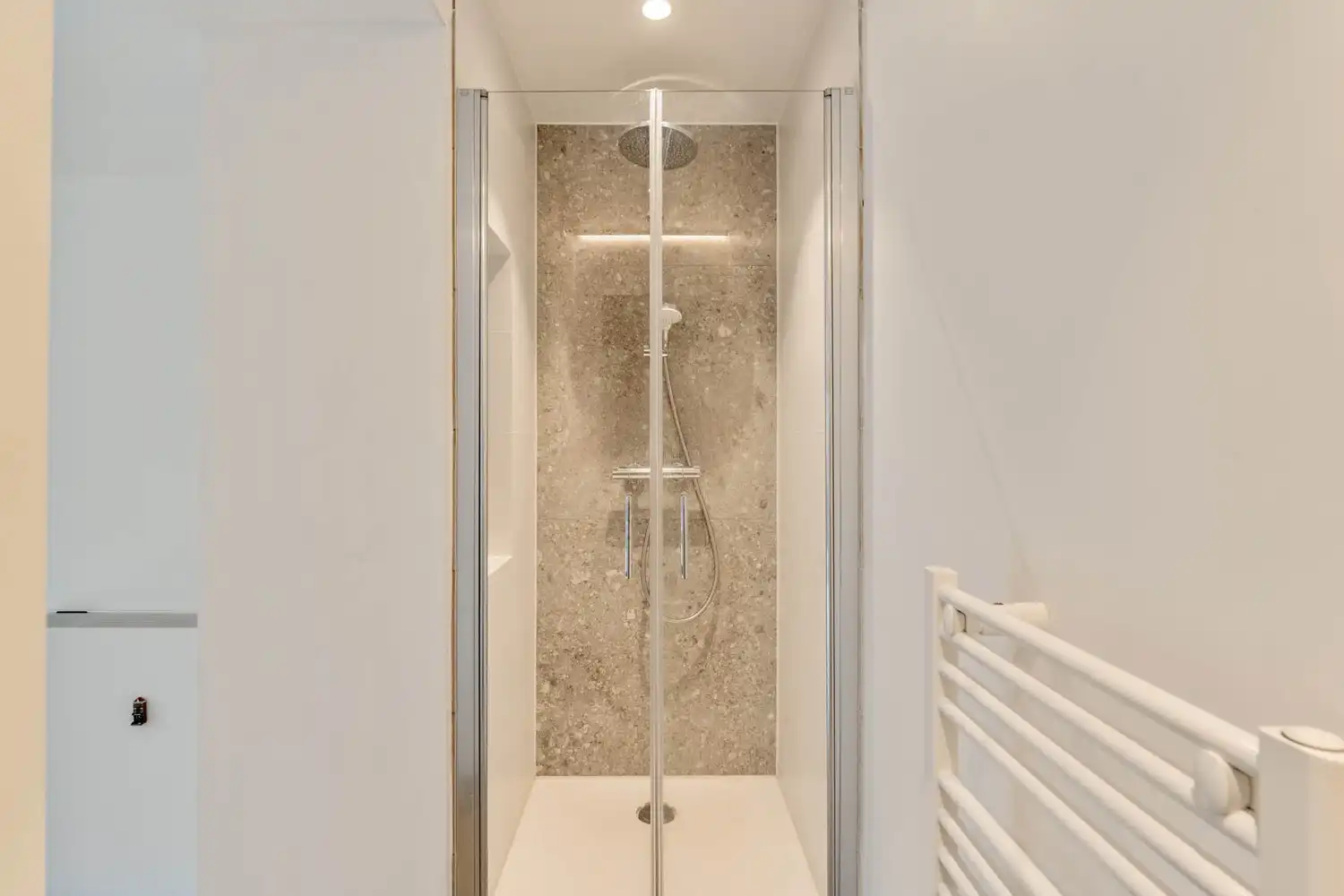 Prachtig gerenoveerd en energiezuinig herenhuis met 5 slaapkamers, 2 badkamers en een tuin op een toplocatie nabij het station van Leuven! foto 18