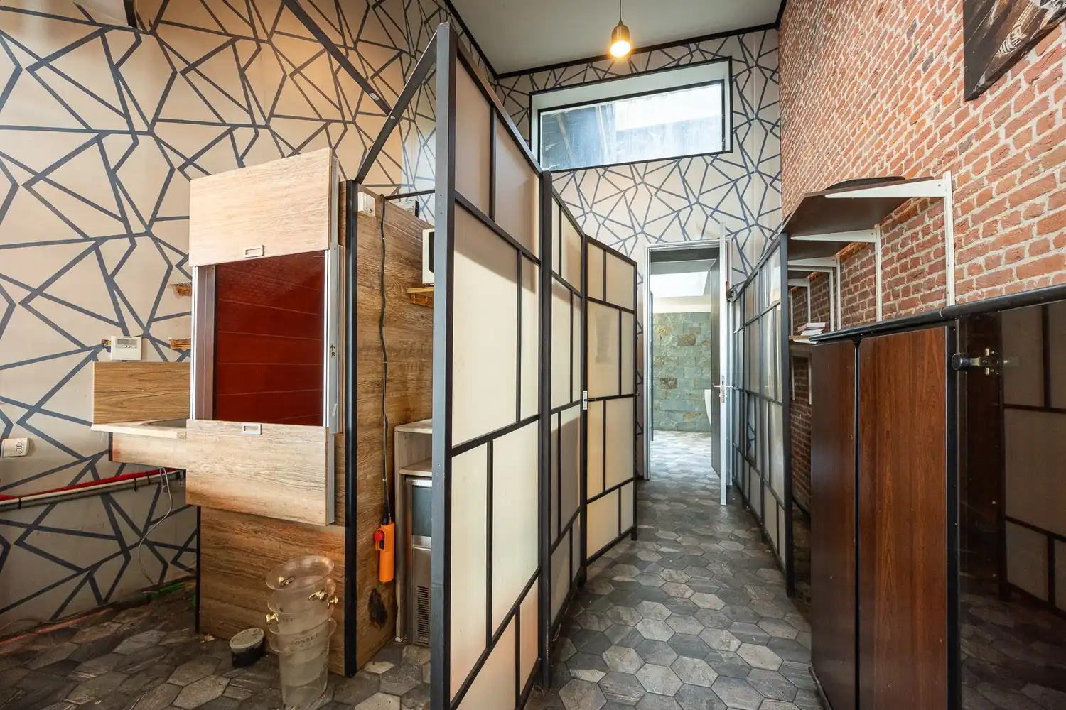 Commercieel handelsgelijkvloers te huur op uitstekende hoeklocatie foto 9