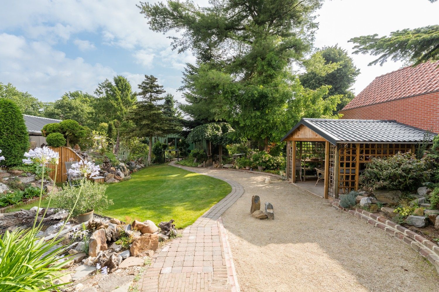 Instapklare gezinswoning met veranda en prachtige tuin foto 24