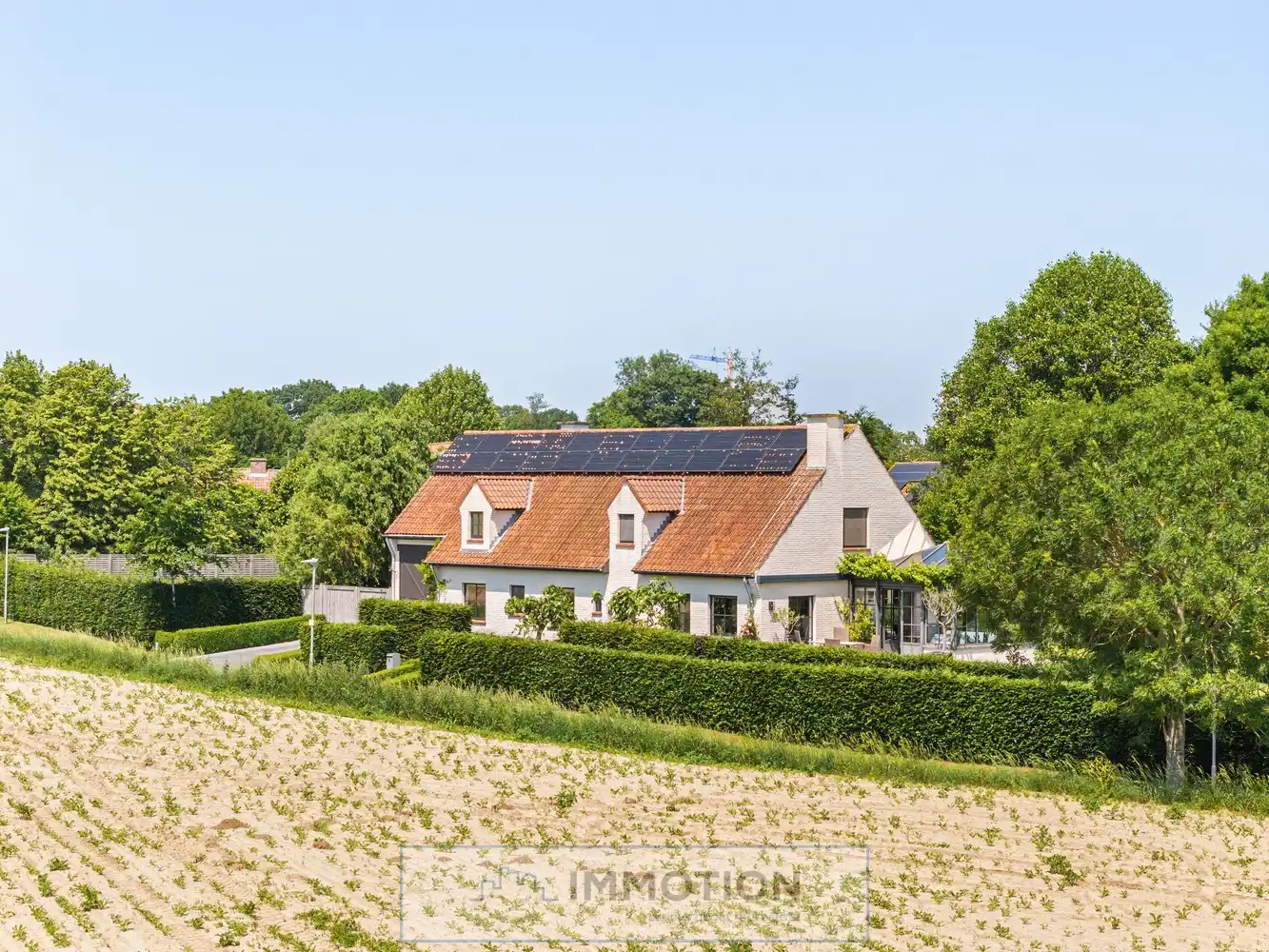 Uniek gelegen villa met prachtig landelijk uitzicht in Zwevegem foto {{pictureIndex}}