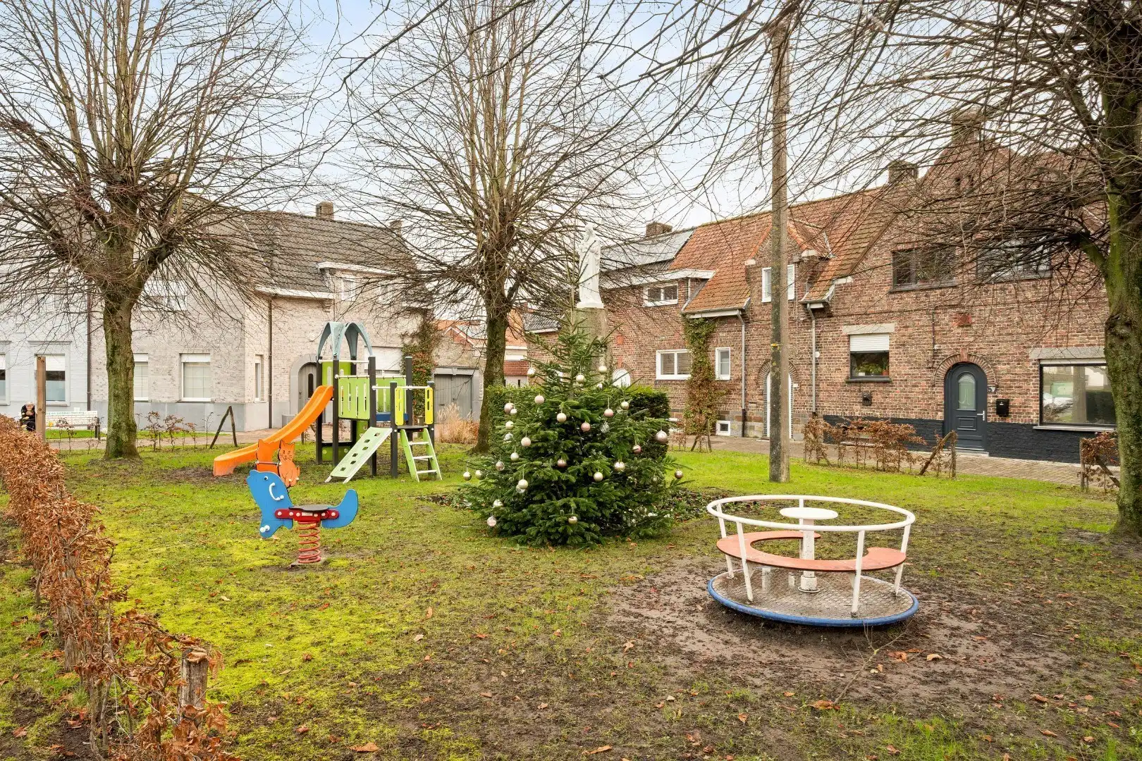 Instapklare halfopen woning met 5 slaapkamers, zonnige tuin en garage in Roeselare foto 17