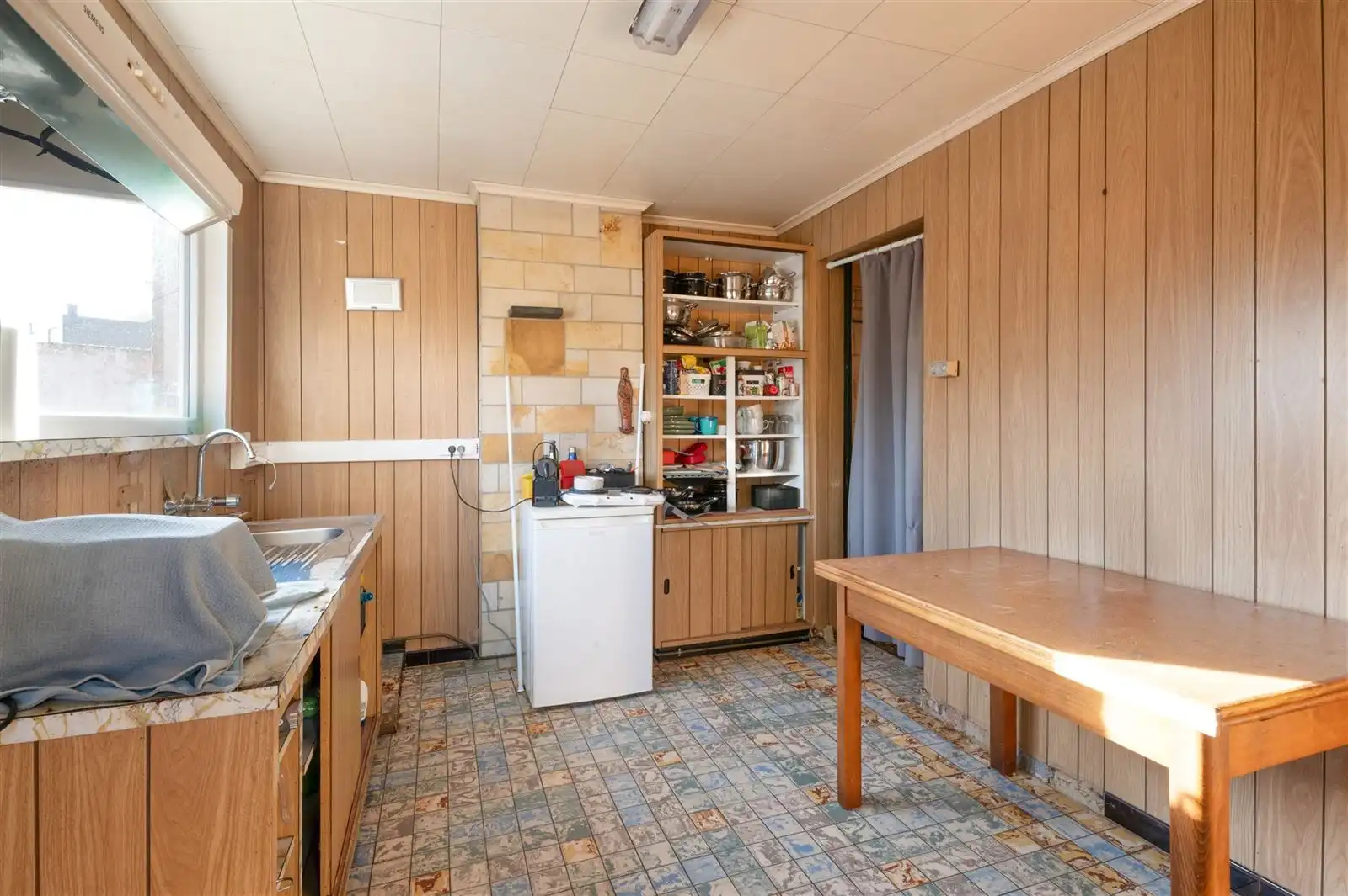 Deels te renoveren gezinswoning met garage en tuin foto 8