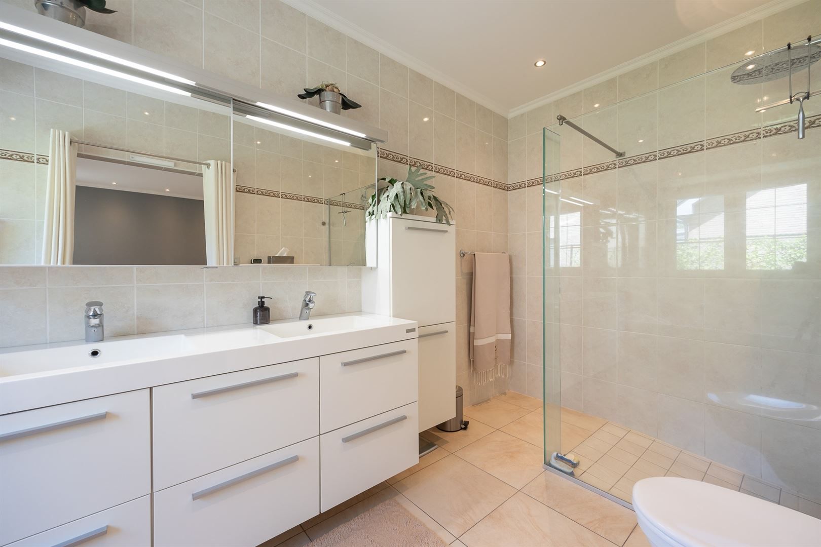 Een moderne villa met 4 ruime SLKS  nabij het centrum van Heide- Kalmthout. foto 19