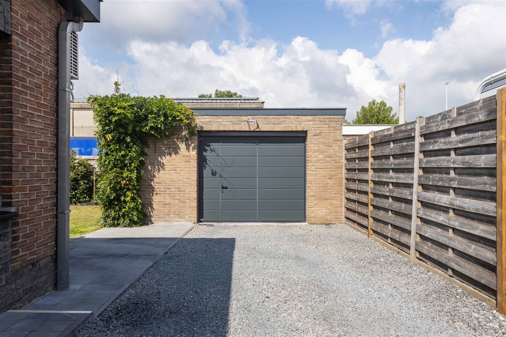 Compact wonen met tuin, garage en potentieel foto 2