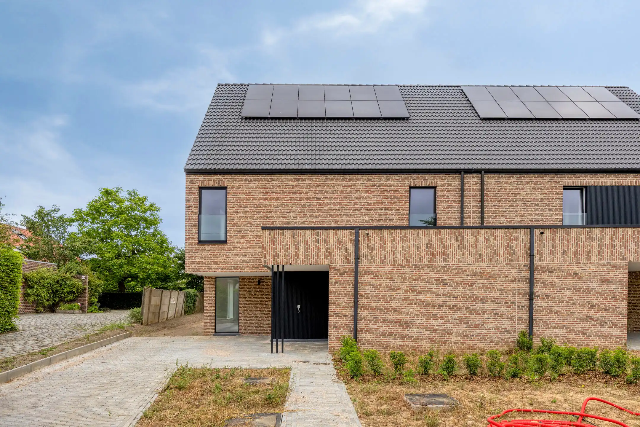 Nieuwbouwwoning met 6 slaapkamers & 3 badkamers (aan 6% btw) foto {{pictureIndex}}
