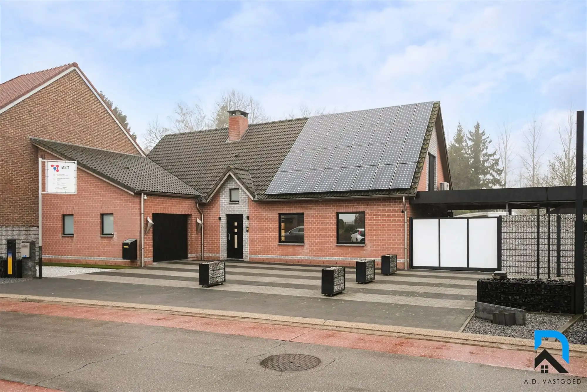 Ruime woning met prachtige tuin foto {{pictureIndex}}