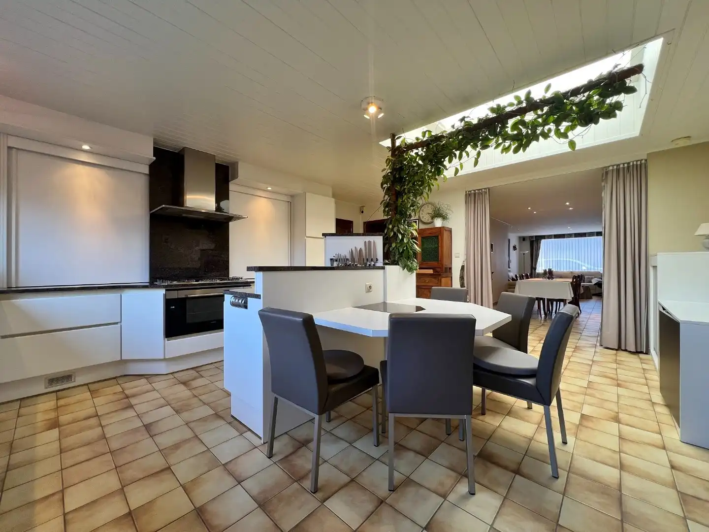 Verrassend ruime, verzorgde woning met dubbele garage en zonnige tuin.  foto 8