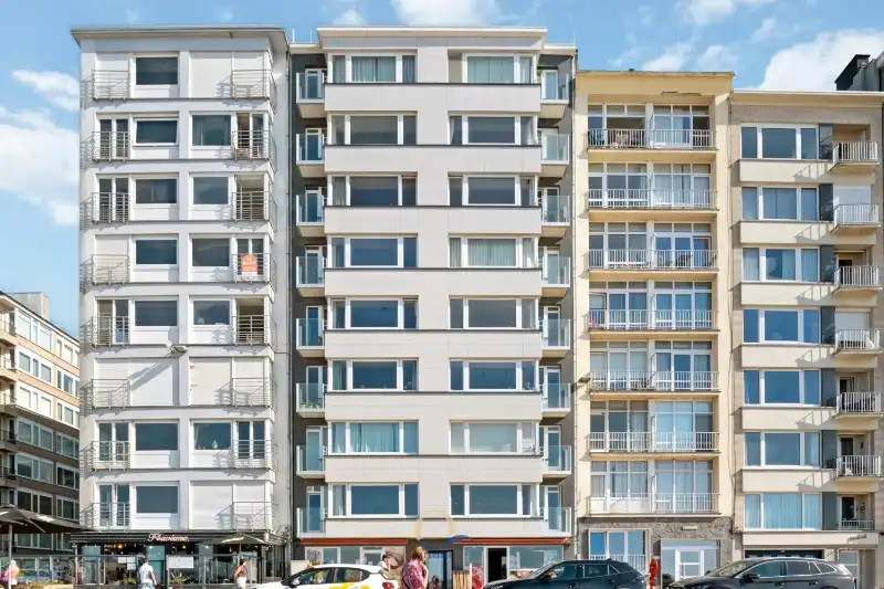 Smaakvol ingericht 2-slaapkamerappartement met adembenemend frontaal zeezicht foto 21