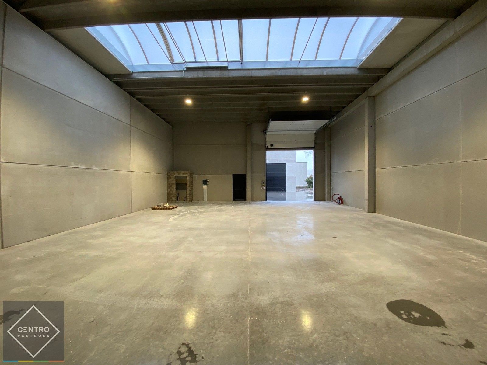 NB LOODS (221m2) voorzien van alle nutsen, vrije hoogte van 6,2m (tussenverdieping mogelijk) en een private PARKEERPLAATS op ambachtelijke zone te Brugge. foto 5