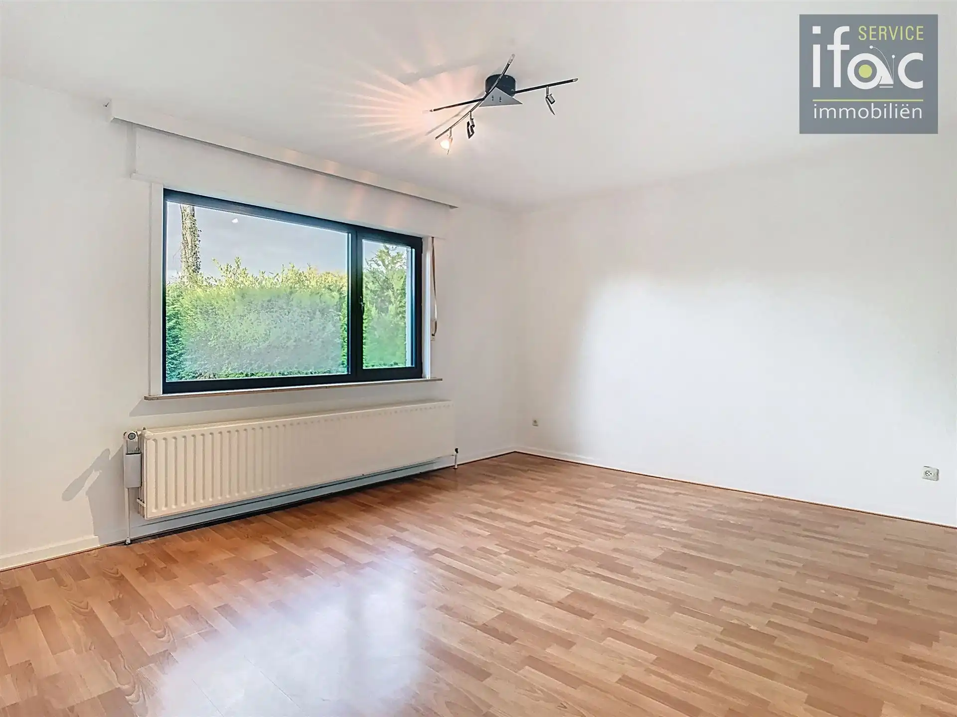 Bungalow met 4 slaapkamers en ruime garage foto 9