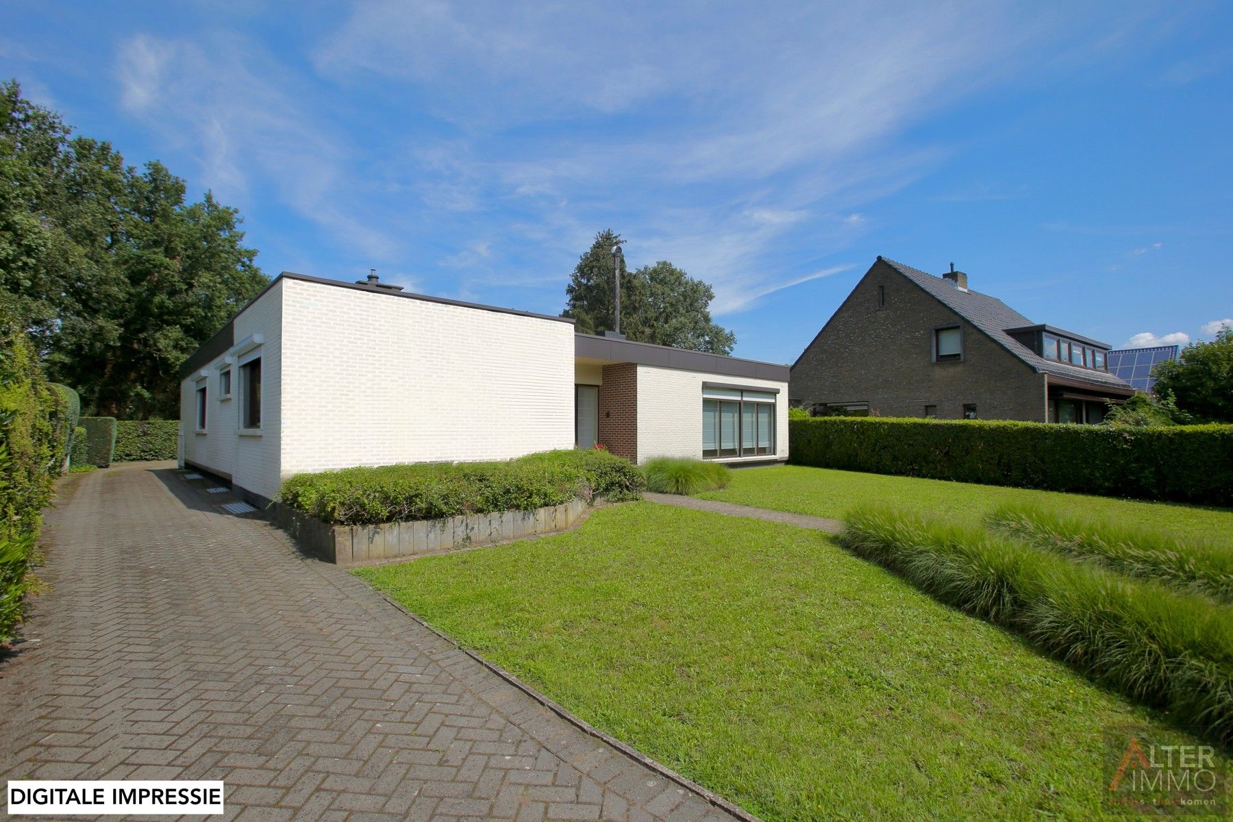 Hoofdfoto van de publicatie: Uitstekend gelegen, gelijkvloerse woning in een tijdloze architectuur met 3 grote slaapkamers op een perceel van 12a 77ca vlakbij Zonhoven centrum.