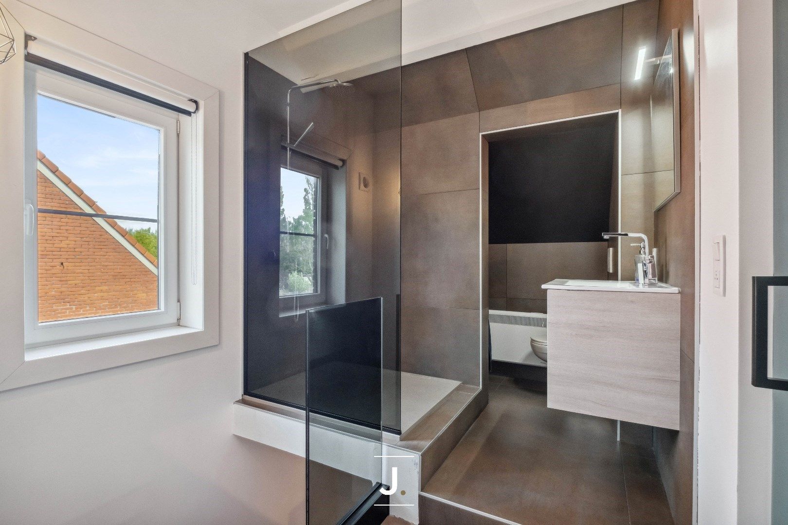 Instapklare gezinswoning met vier slaapkamers, zonnige tuin, grote garage en tal van extra’s – volledig gerenoveerd in 2019 foto 19