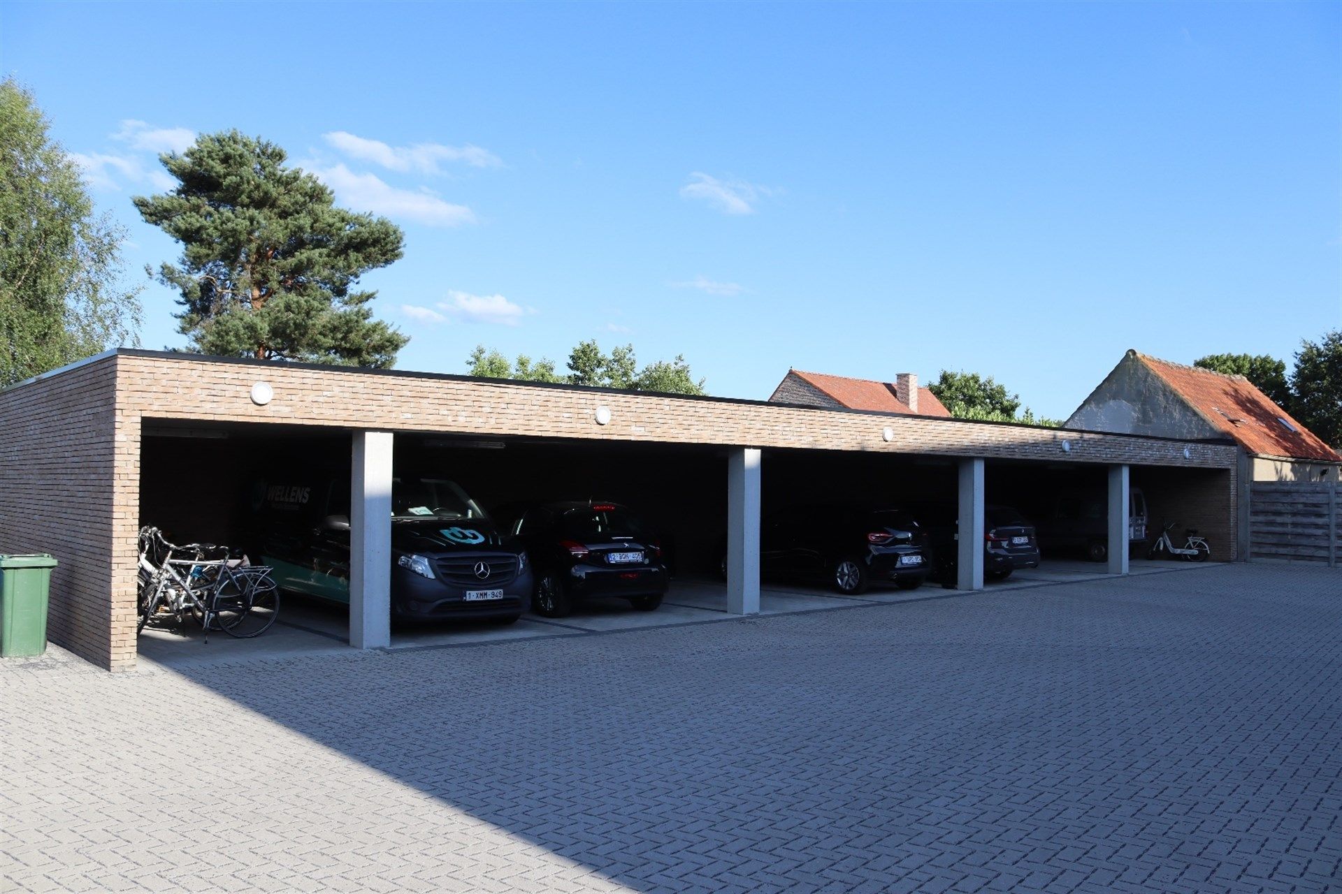 Ruim instapklaar gelijkvloers appartement met terras en caport. foto 17