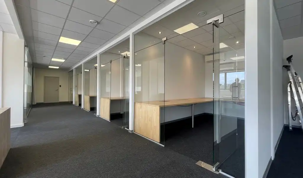 Gerenoveerde instapklare kantoren te huur aan station van Lint foto 5