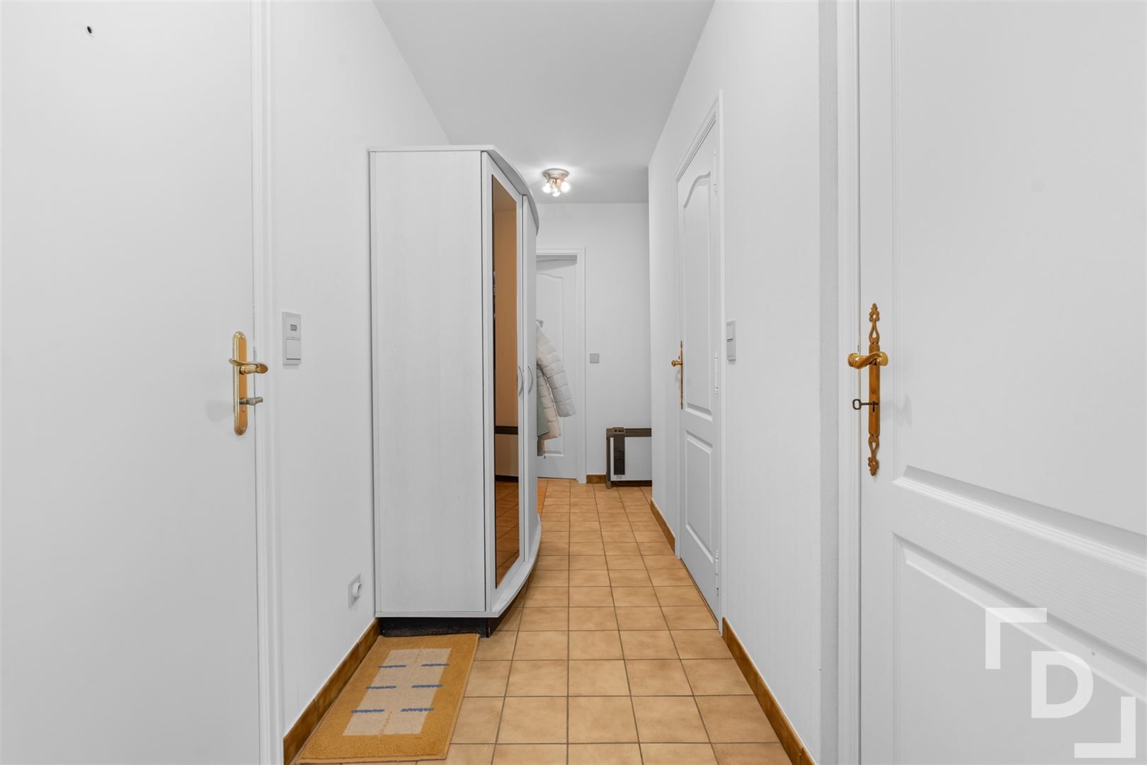 Ruim appartement met 3 slaapkamers en garage te koop in centrum Ieper. foto 11