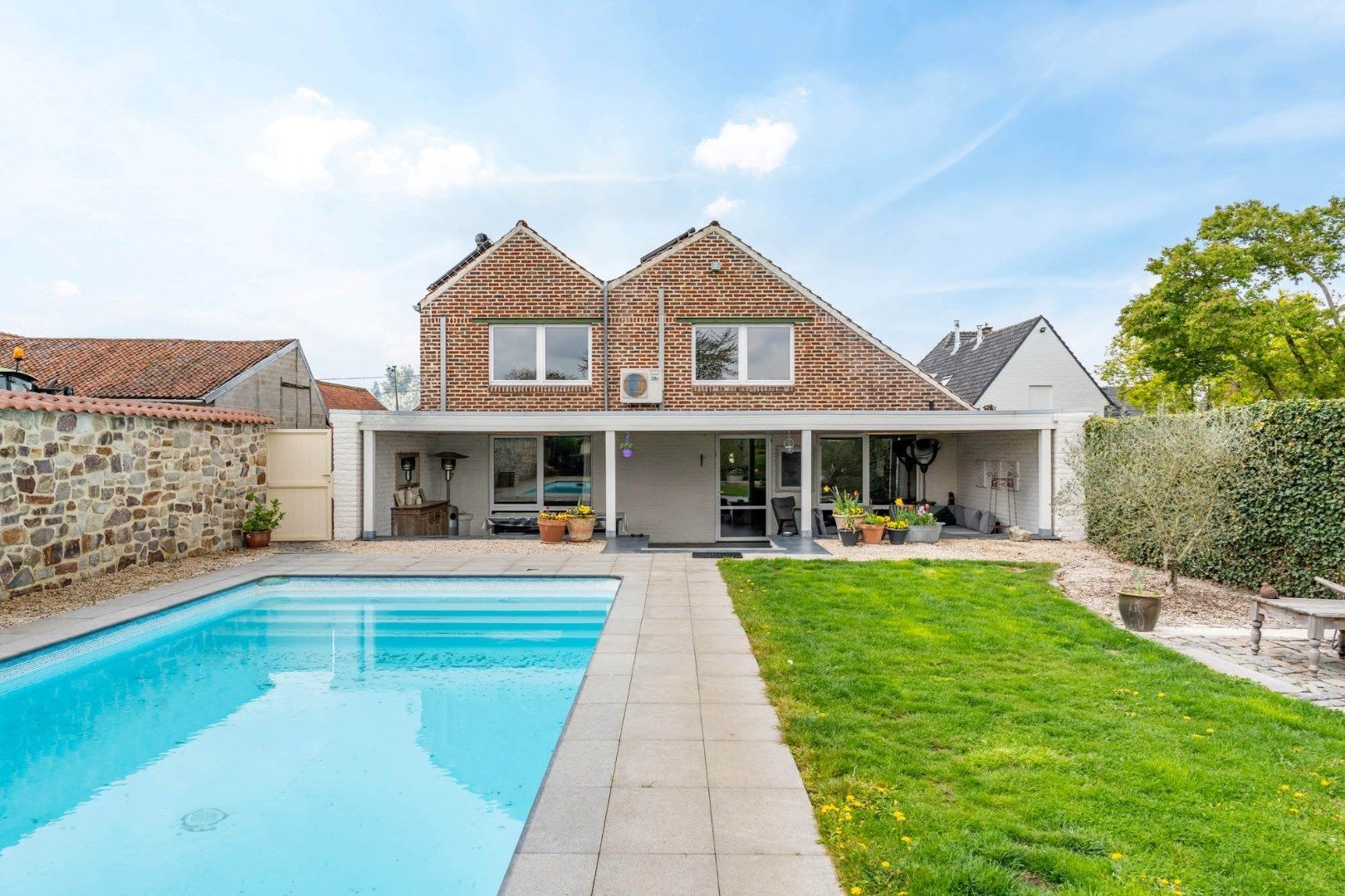 Prachtig gerenoveerde vrijstaande woning met heerlijke tuin met zwembad op 16a16ca foto 25