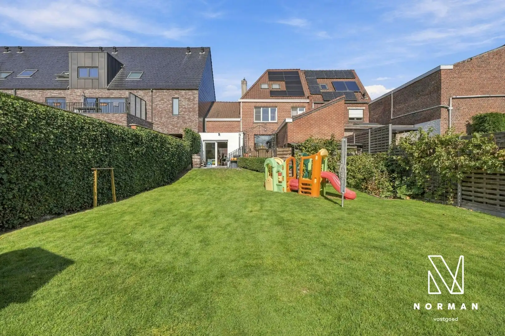 Stevige woning met 5 slaapkamers en praktijkruimte met parkeerplaats op commerciële ligging foto 2