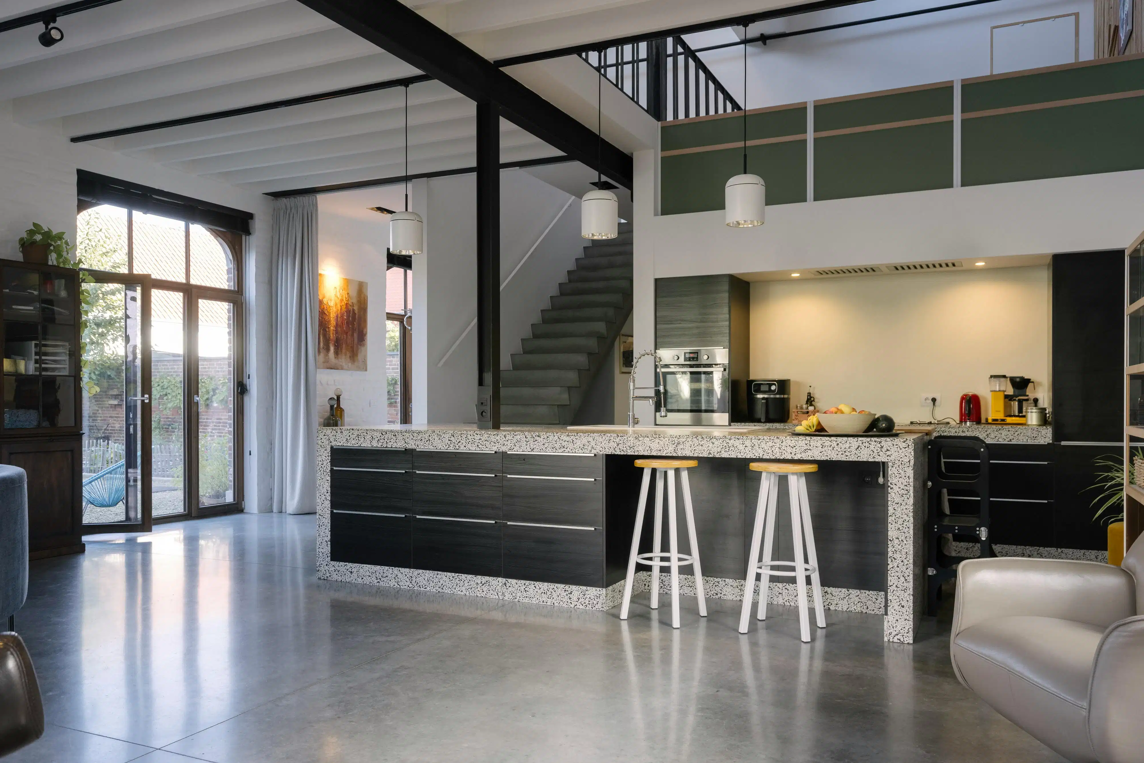 Gerenoveerde woning met authentieke elementen en magazijn foto 4