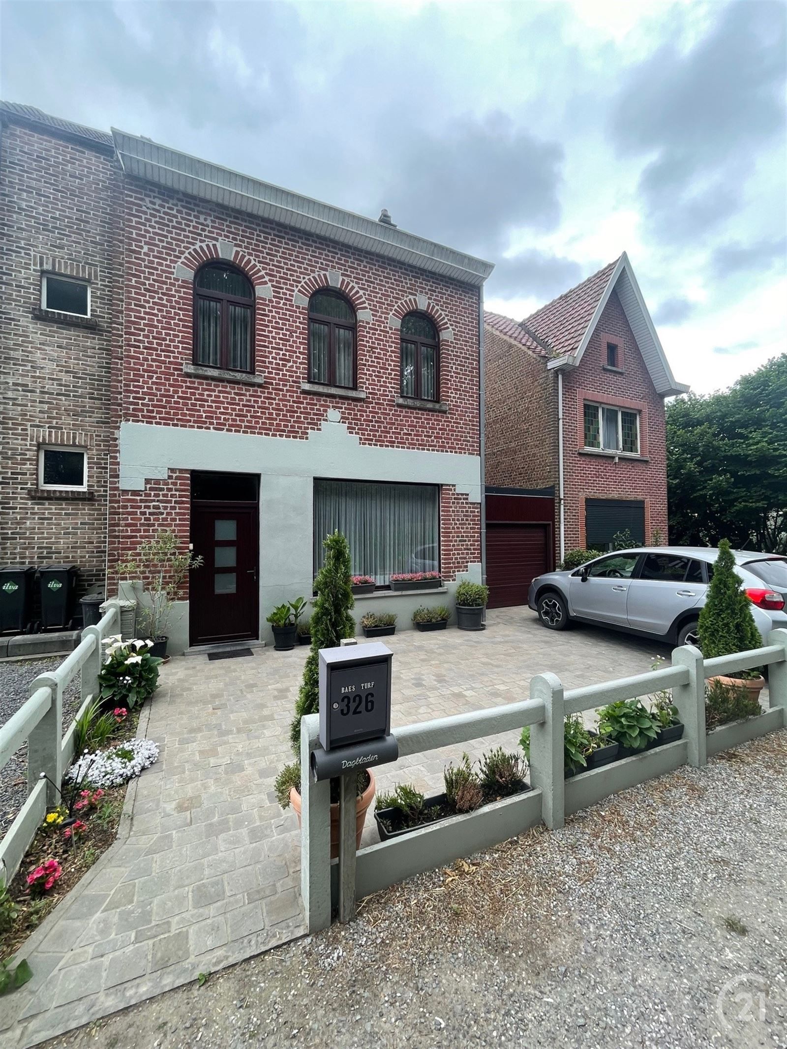 Huis met garage foto {{pictureIndex}}