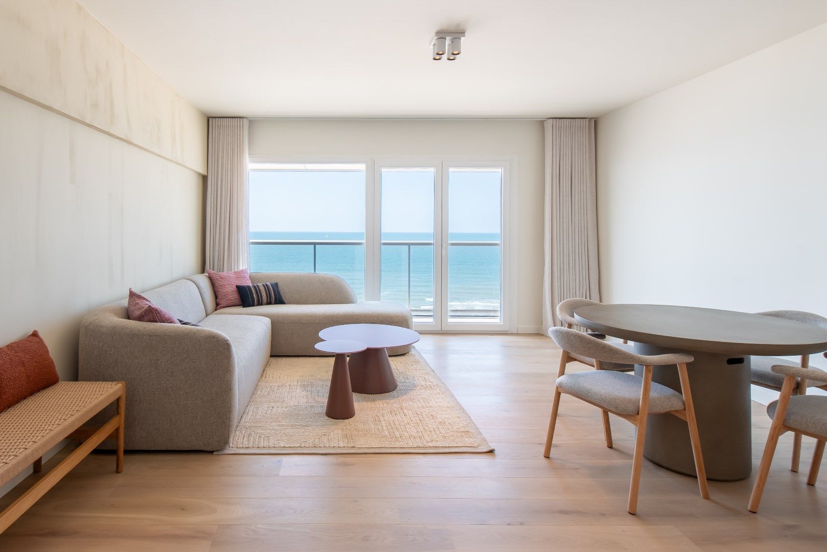 Uniek gerenoveerd doorloopappartement met frontaal zeezicht in residentie Pearl Beach te Middelkerke foto {{pictureIndex}}