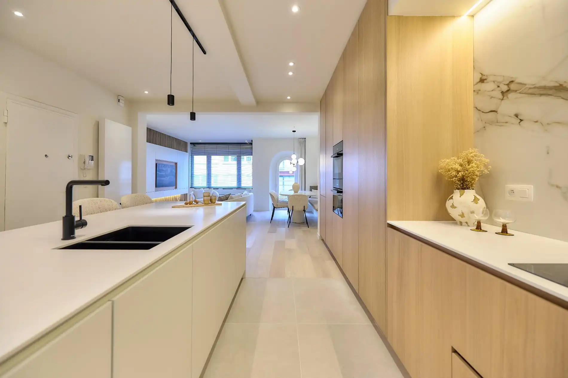 Ruim volledig gerenoveerd appartement met vier slaapkamers en zijdelings zeezicht. foto 8