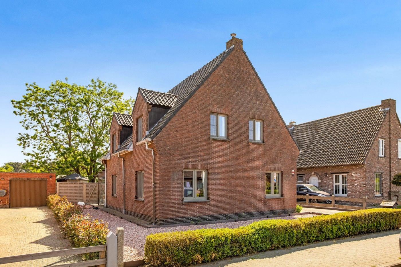 Hoofdfoto van de publicatie: Vrijstaande, charmante woning met 3 grote slpk. en garage op 398 m²