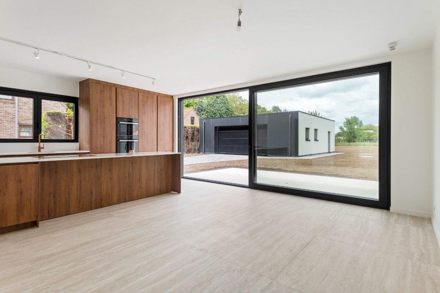 Prachtig gerenoveerde, vrijstaande woning met 4 slpk., tuin en polyvalent bijgebouw foto 3