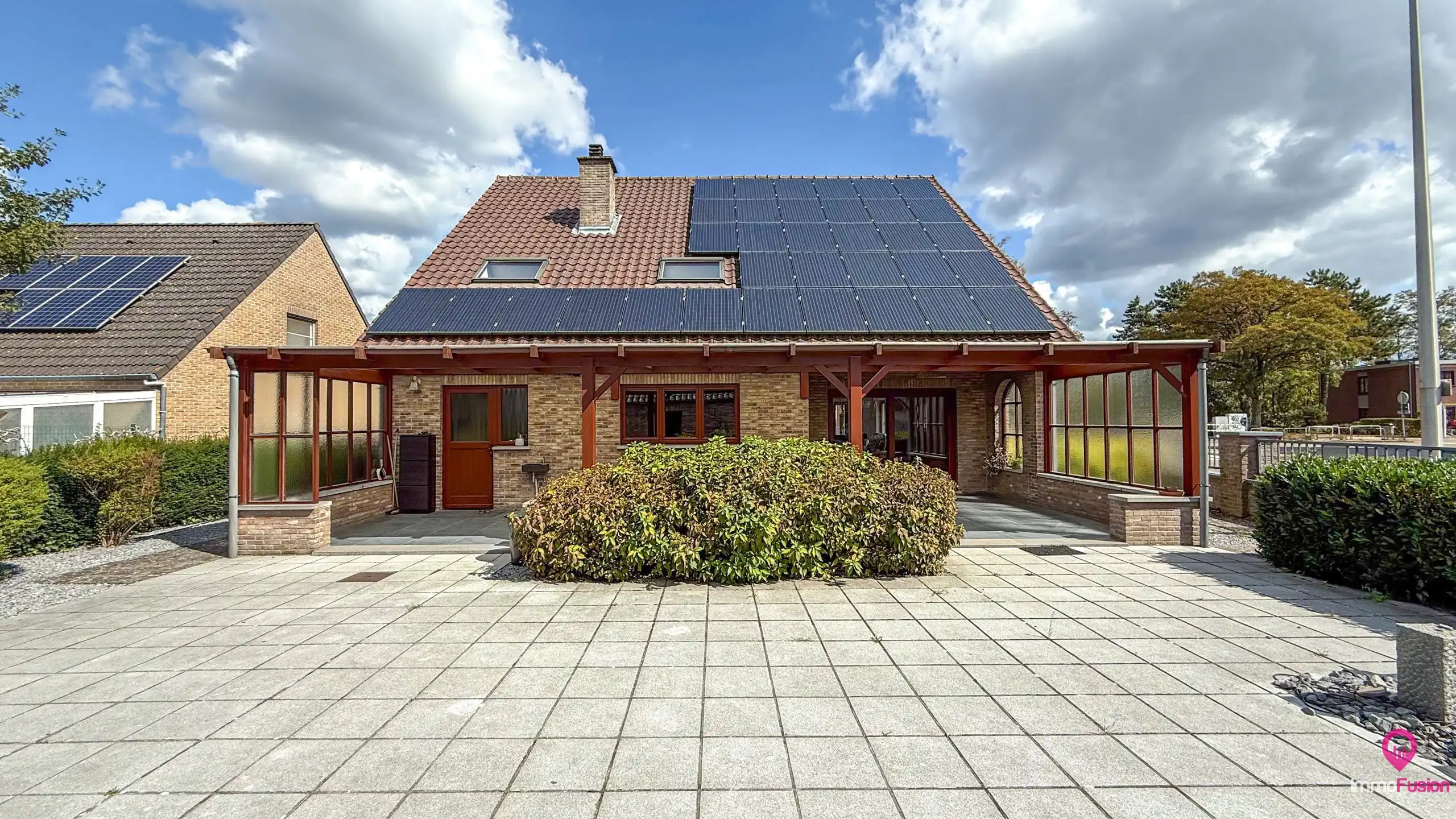 Ruime gezinswoning met 4 slpk, zonnepanelen en grote tuin! foto {{pictureIndex}}