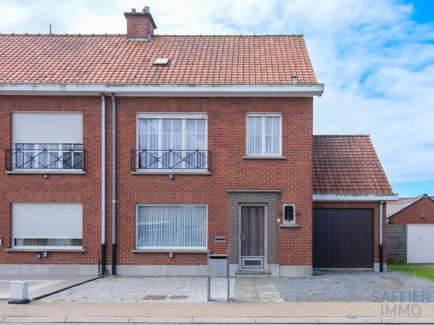 Te ontdekken in hartje Ingelmunster: ruime woning met 4 slaapkamers, zuidgerichte tuin én uitweg achteraan foto 2