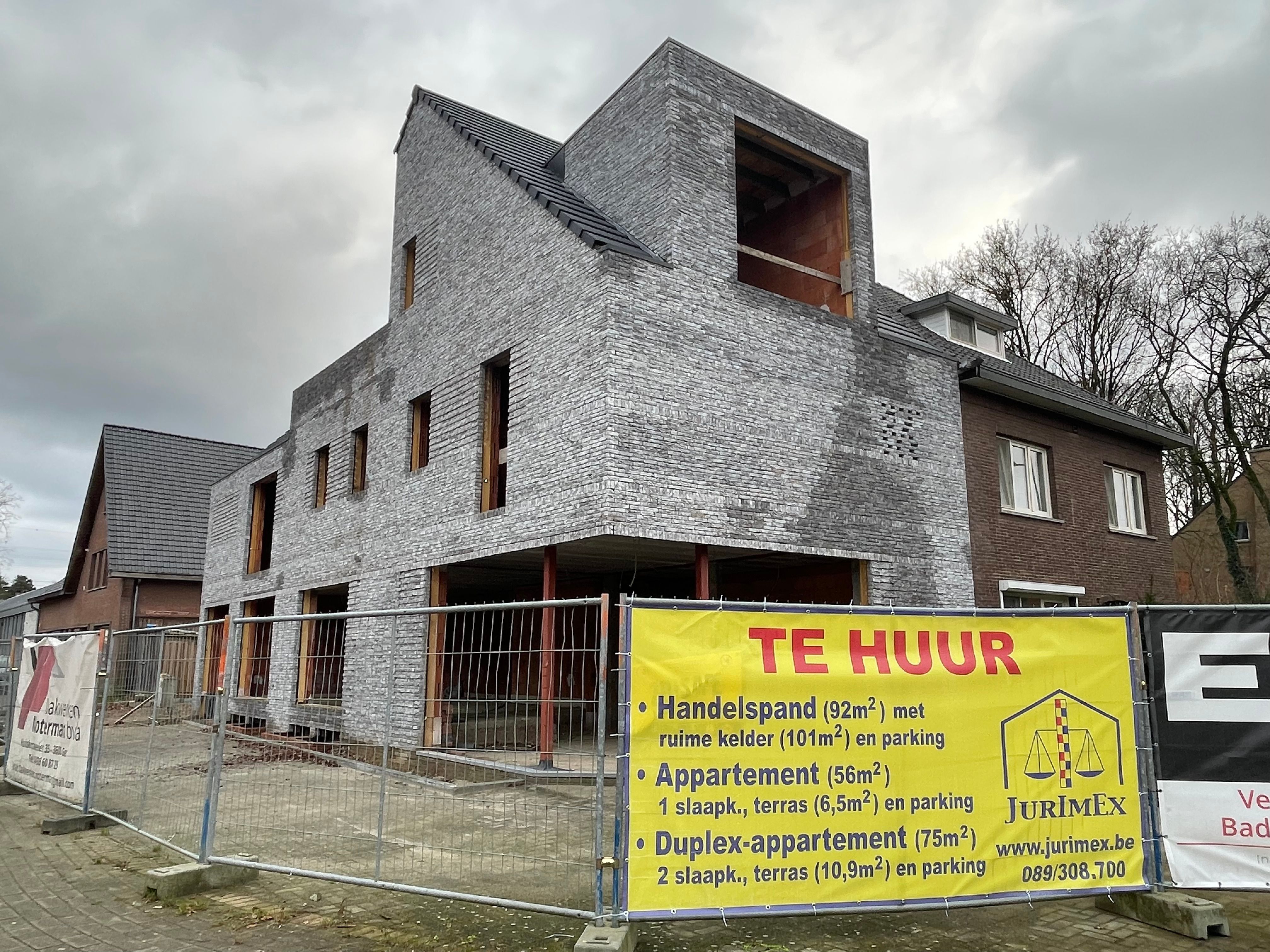 Genk, Weg Naar As 220:  Nieuwbouw duplex-appartement met 2 slaapkamers, terras, fietsenstalling en een autostaanplaats. foto {{pictureIndex}}