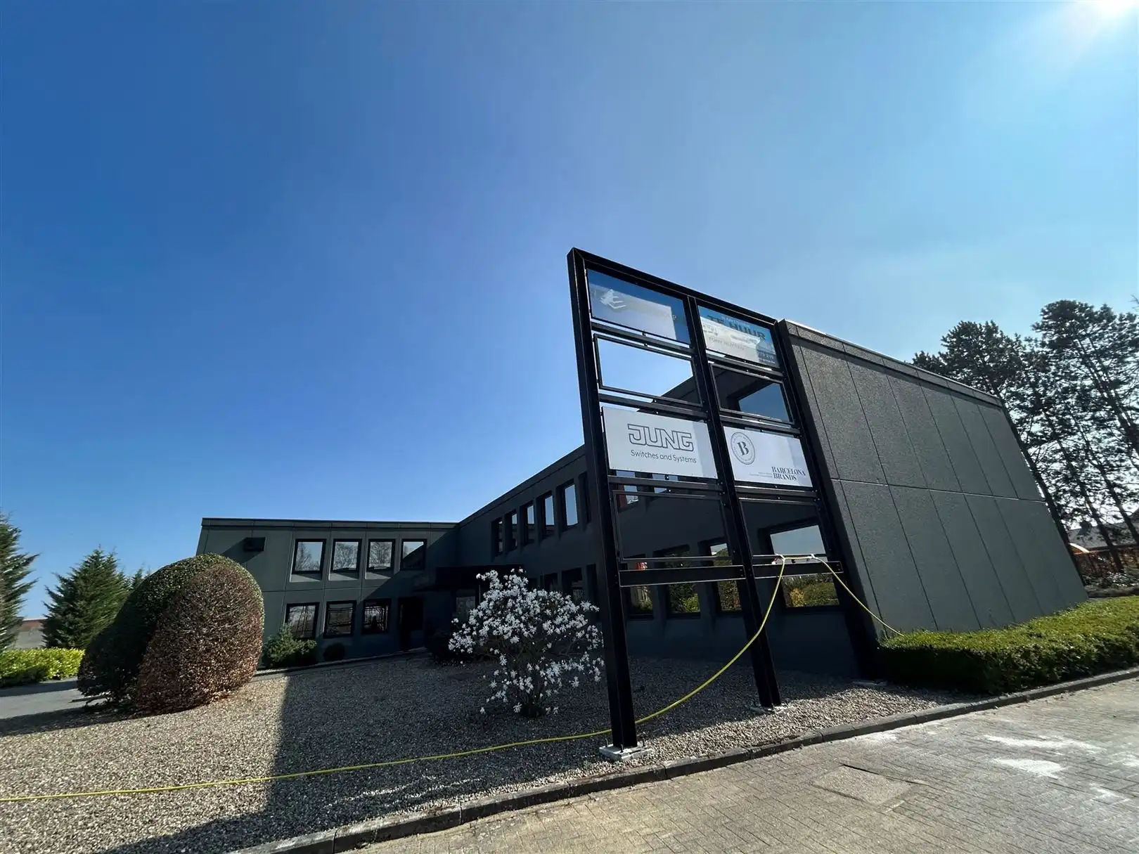 Multifunctioneel kantoorgebouw met veel parking te Houthalen foto {{pictureIndex}}