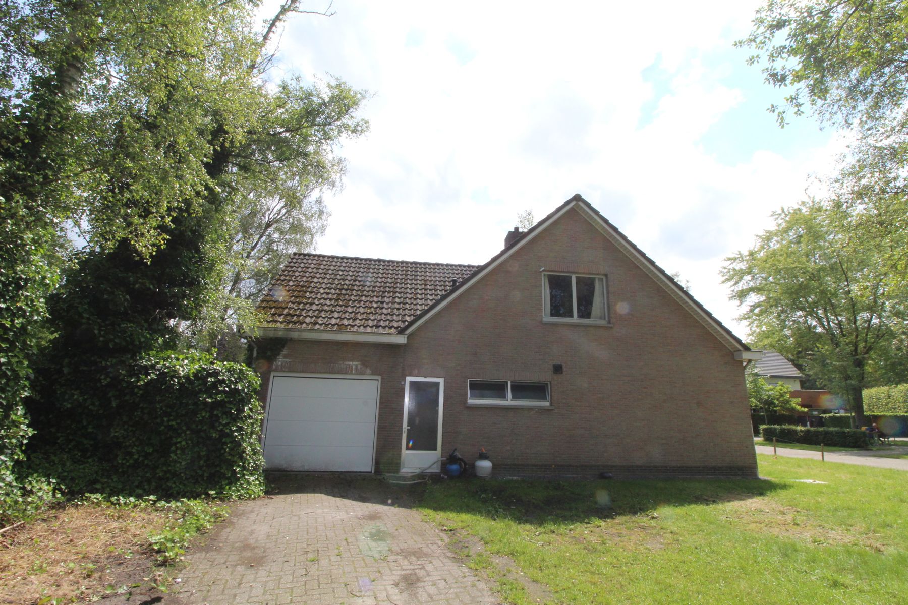 Deze degelijk gebouwde woning uit de jaren '70 is toe aan een opknap / renovatiebeurt en heeft volgende te bieden;     Gelijkvloers:  inkomhal met aansluitend nachthal Leefruimte met schuifraam naar terras keuken met aansluitend berging (onder de trap) achter inkom met toilet en toegang tot inpandige garage ruime garage met extra buitendeur en automatische poort naast de garage nog een berging/technische ruimte 2 slaapkamers badkamer met bad, lavabo en voorziening voor toilet  De eerste verdiepi foto 3