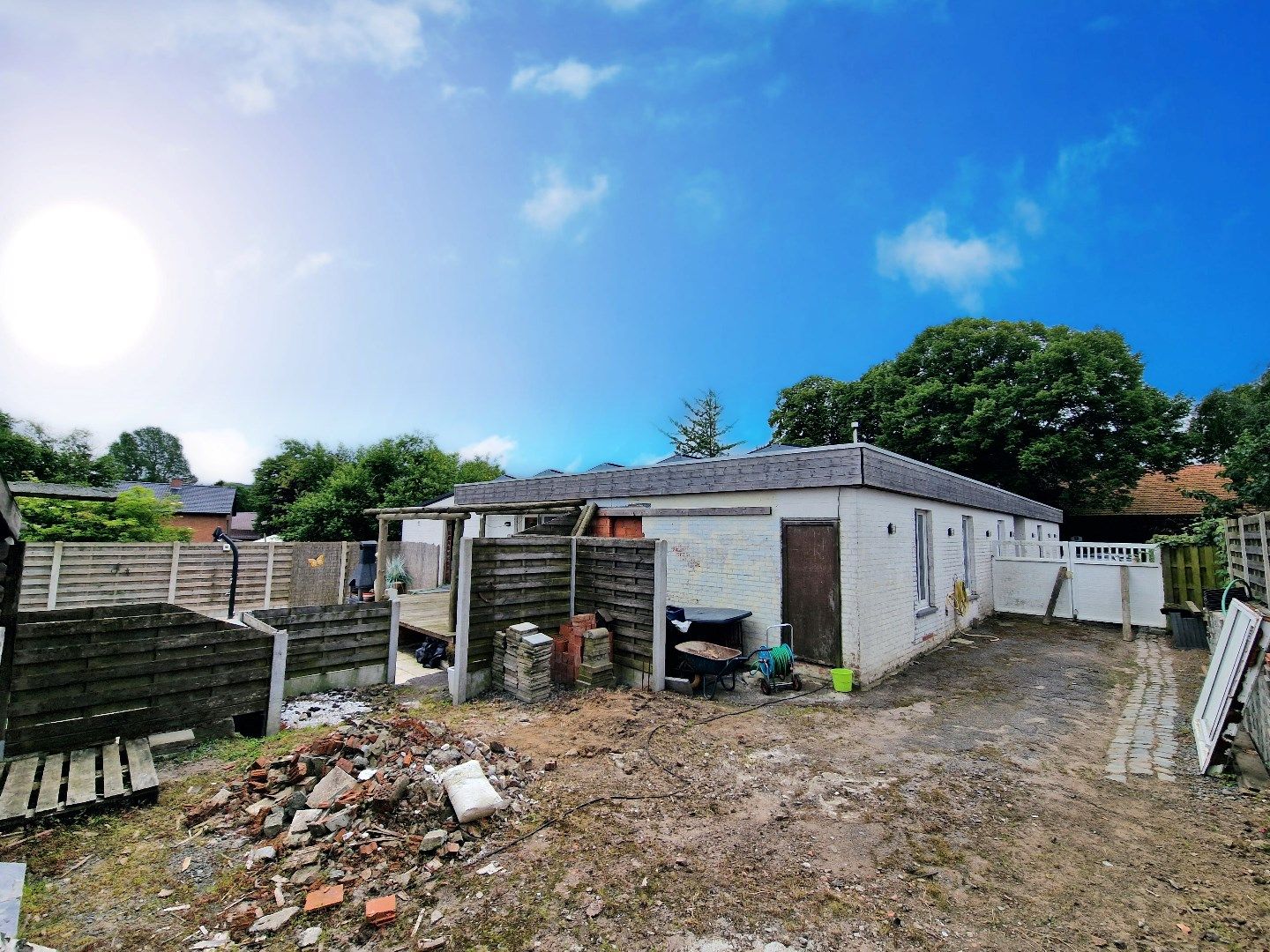 WESTOUTER - Gelijkvloerse woning met ingerichte handelsruimte, 3 slaapkamers en zonnige tuin met zwembad op een rustige omgeving. foto 27