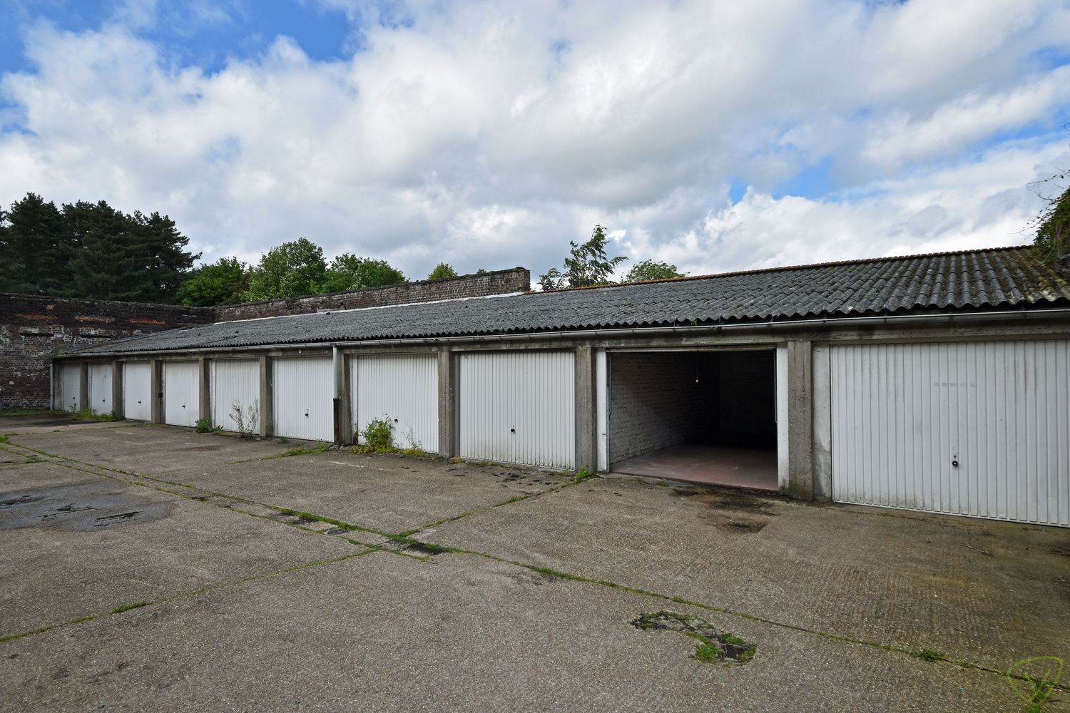 Ruime garage in de Garenstraat te Eeklo! foto {{pictureIndex}}