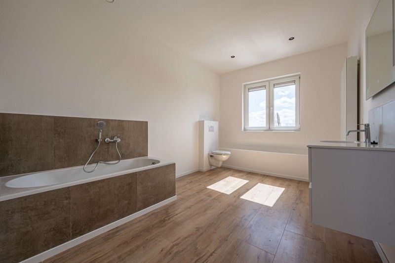 Prachtig, volledig gerenoveerde woning met leuke aangelegde tuin in Wevelgem TE KOOP! foto 13