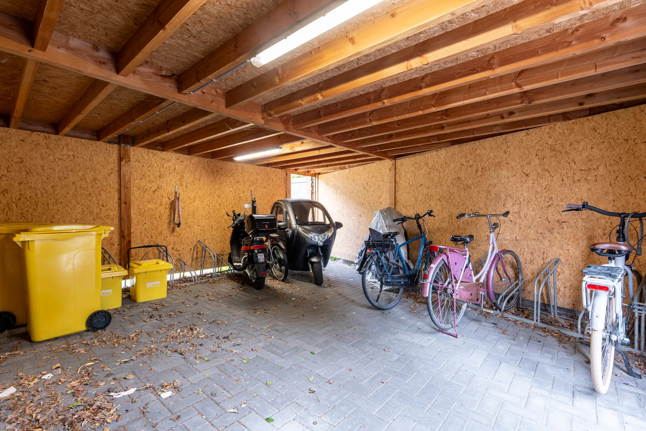Mooi gelijkvloers appartement MET TUIN en 2 staanplaatsen. foto 11