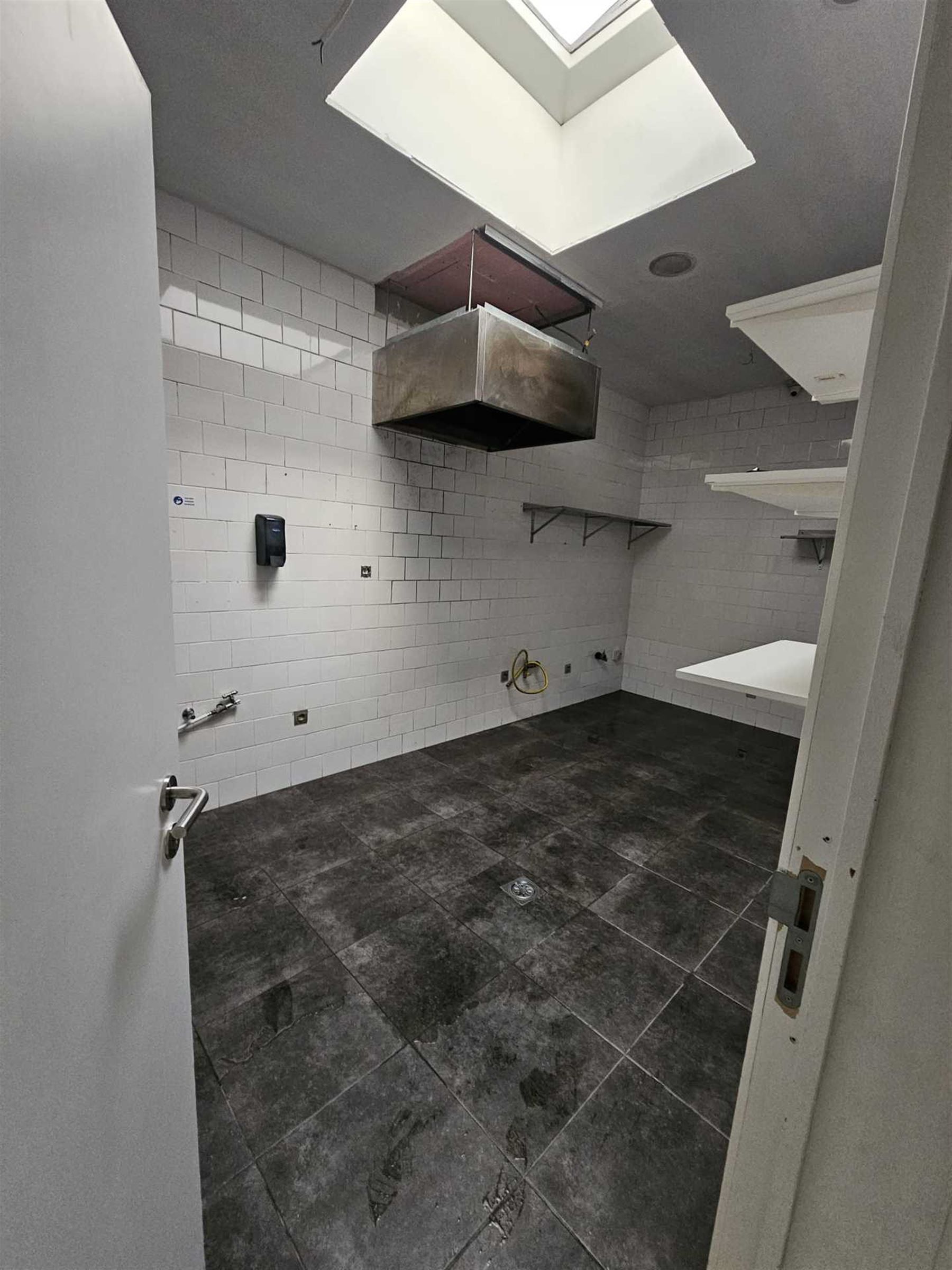 Zeer ruim handelsgelijkvloers op de Gitschotellei! foto 7