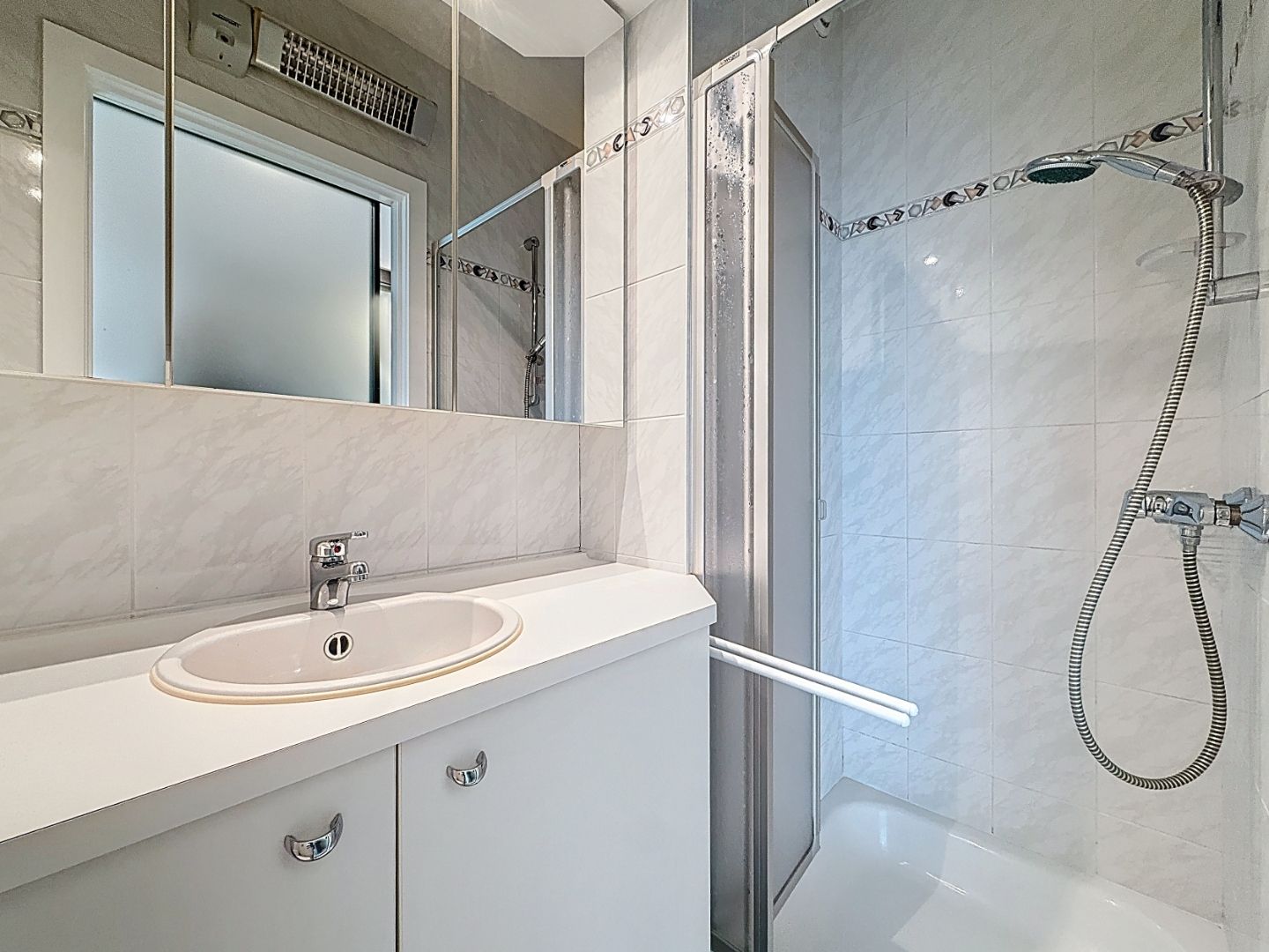 Lichtrijk appartement  op het 15de verdiep met frontaal zeezicht te Nieuwpoort. foto 8