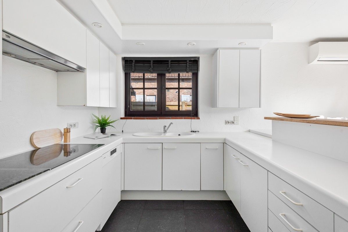 Super charmante woning met 2/3 slaapkamers in een doodlopende straat vlakbij het centrum van Schilde. foto 4