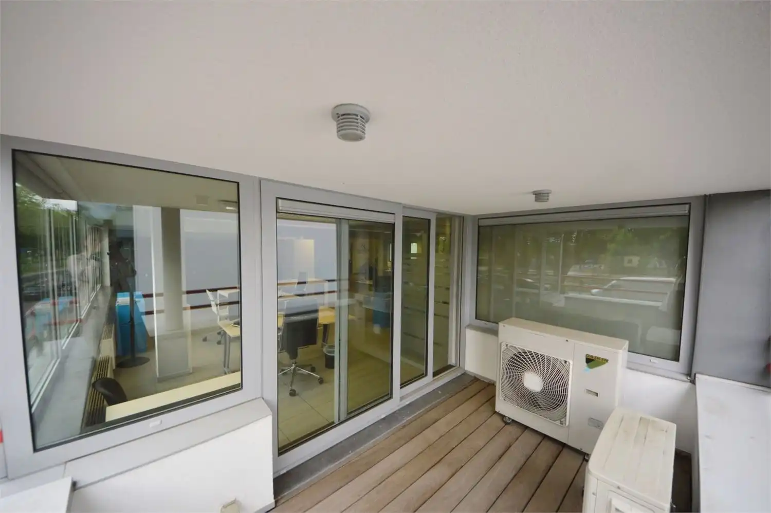 INSTAPKLAAR KANTOOR MET 6 PRIVE PARKEERPLAATSEN NABIJ E40 KAREELSTRAAT foto 21