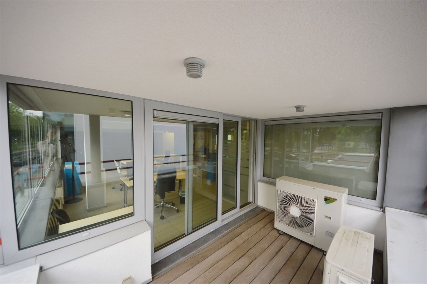 INSTAPKLAAR KANTOOR MET 6 PRIVE PARKEERPLAATSEN NABIJ E40 KAREELSTRAAT foto 21