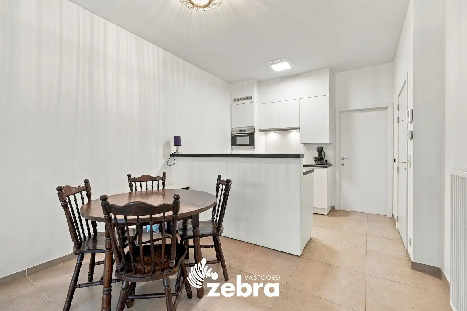 Instapklaar gelijkvloers appartement met private tuin en garage op toplocatie in Roeselare! foto 8